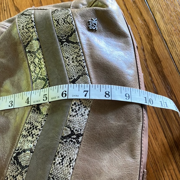 NWT DISTRESSED TAN LEATHER SHOULDER BAG WITH MAN MADE TRIM - Picture 9 of 14